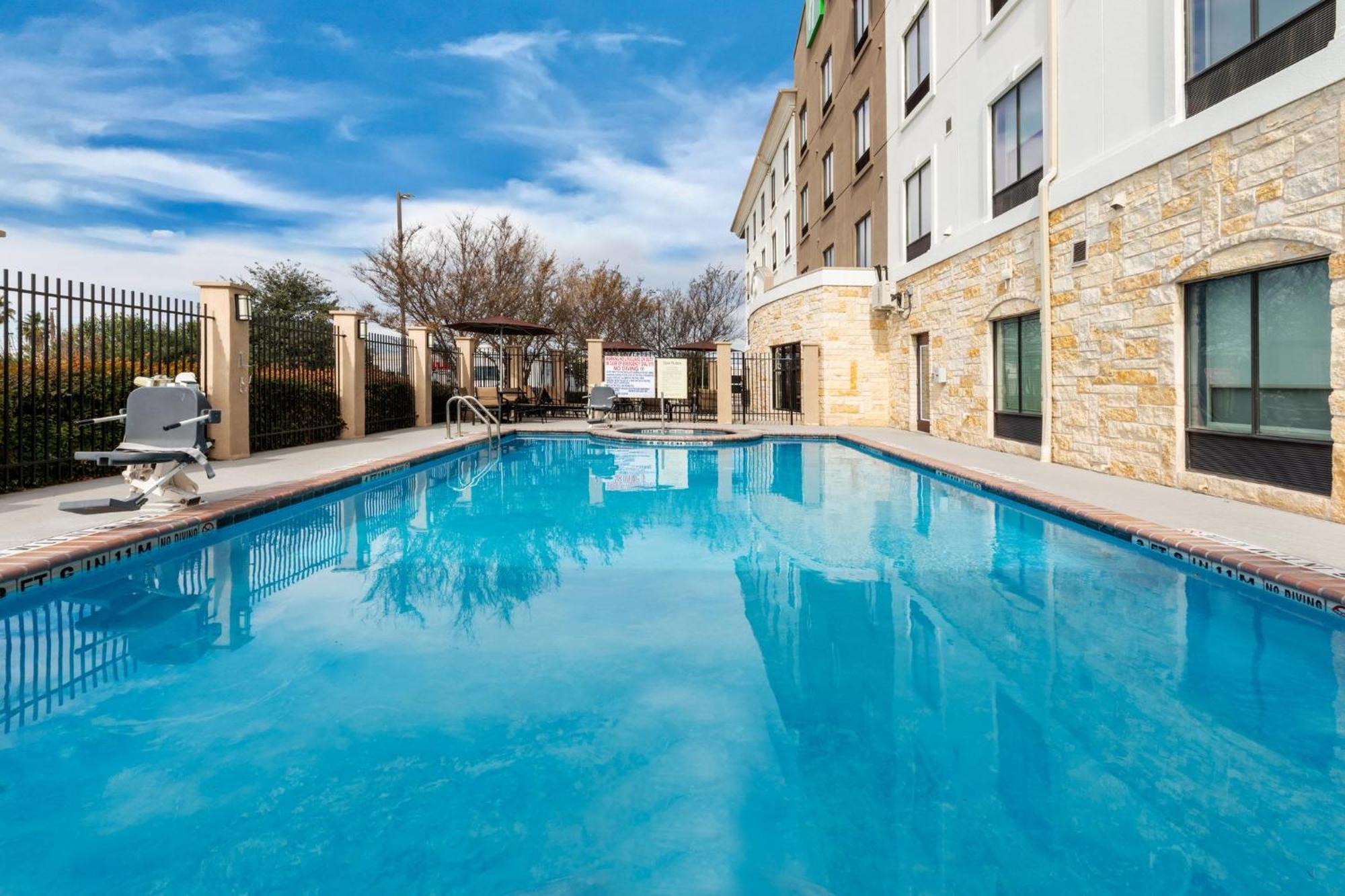 Holiday Inn Express & Suites Del Rio By Ihg Exteriör bild